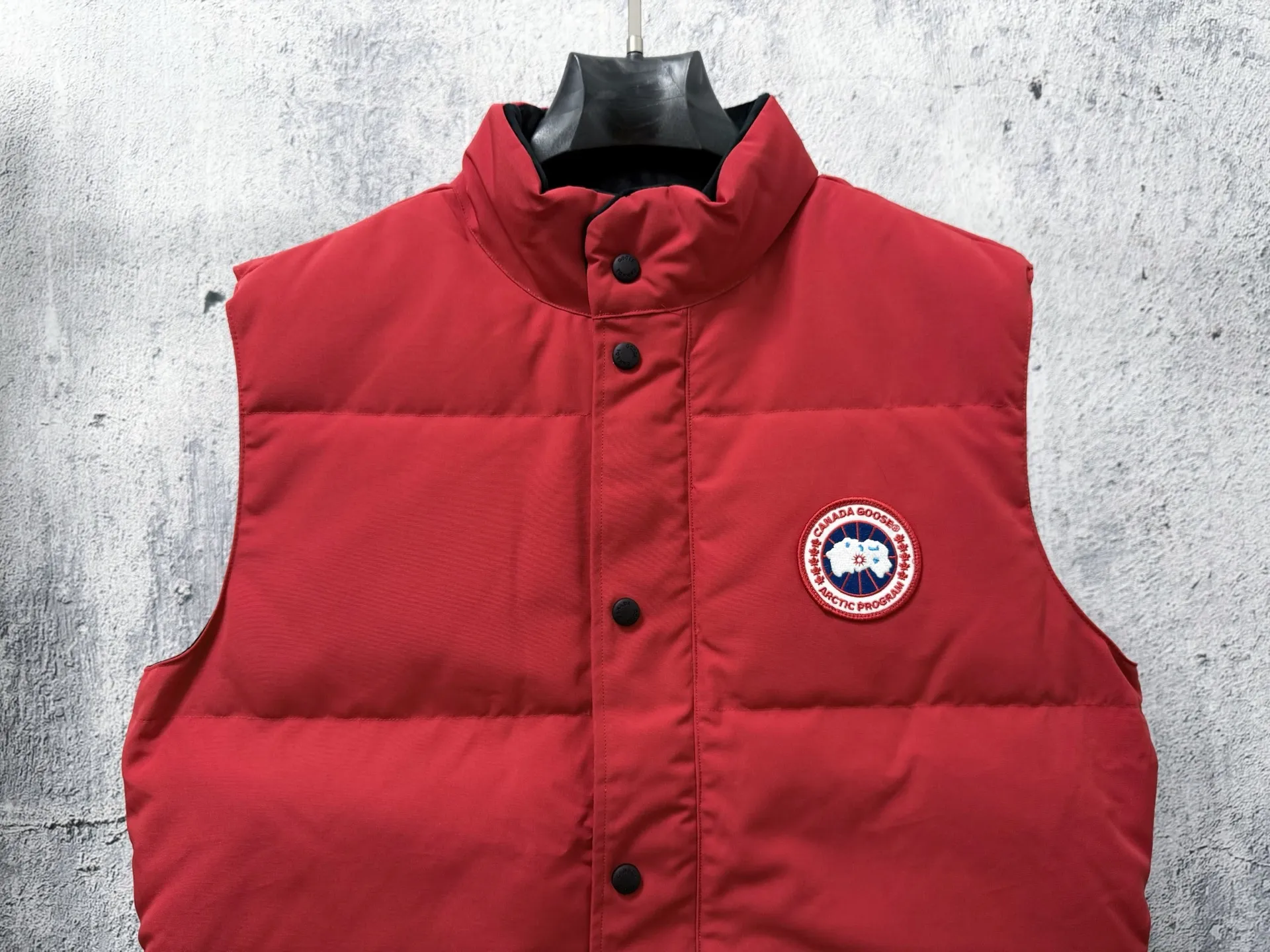 【Canada Goose】Canada Goose #Freestyle Crew 4154M Men’s and Women’s Vest Down# ➖ Imported Behringer embroidery machine and customized 10,000-needle embroidery logo! ➖ Imported 21-count polyester-cotton blended original fabric, using Feather-Light 10D waterproof coating fabric, made of 84.5% polyester fiber and 15.5% cotton, 100% the best feel in the entire network! ➖ The official website of Authentic synchronizes the national standard 80 white duck down, and will never mislead by false claims such as 90 down or goose down! ➖ 100% nylon nylon lining with double double-layer sealing design to prevent velvet from running away. Top-grade polar fleece is used in the collar and pockets to keep warm and comfortable! ➖ Yoshida YKK provides original custom-made electroplated sliders. YKK two-way lockable zippers are tight and smooth and will not peel off paint! ➖ 3M composite original Velcro is durable, and all accessories and hardware are disassembled and customized! ⛔No slander, no exaggeration, no need for too much copywriting, because it is focused, it is professional! SIZE: XS S M L XL XXL